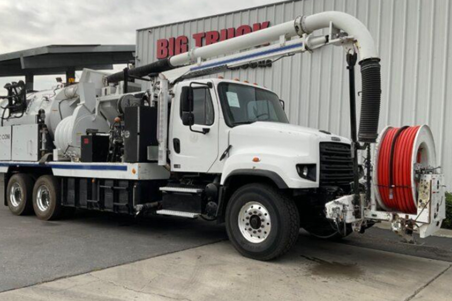 Vacuum truck handling liquid waste